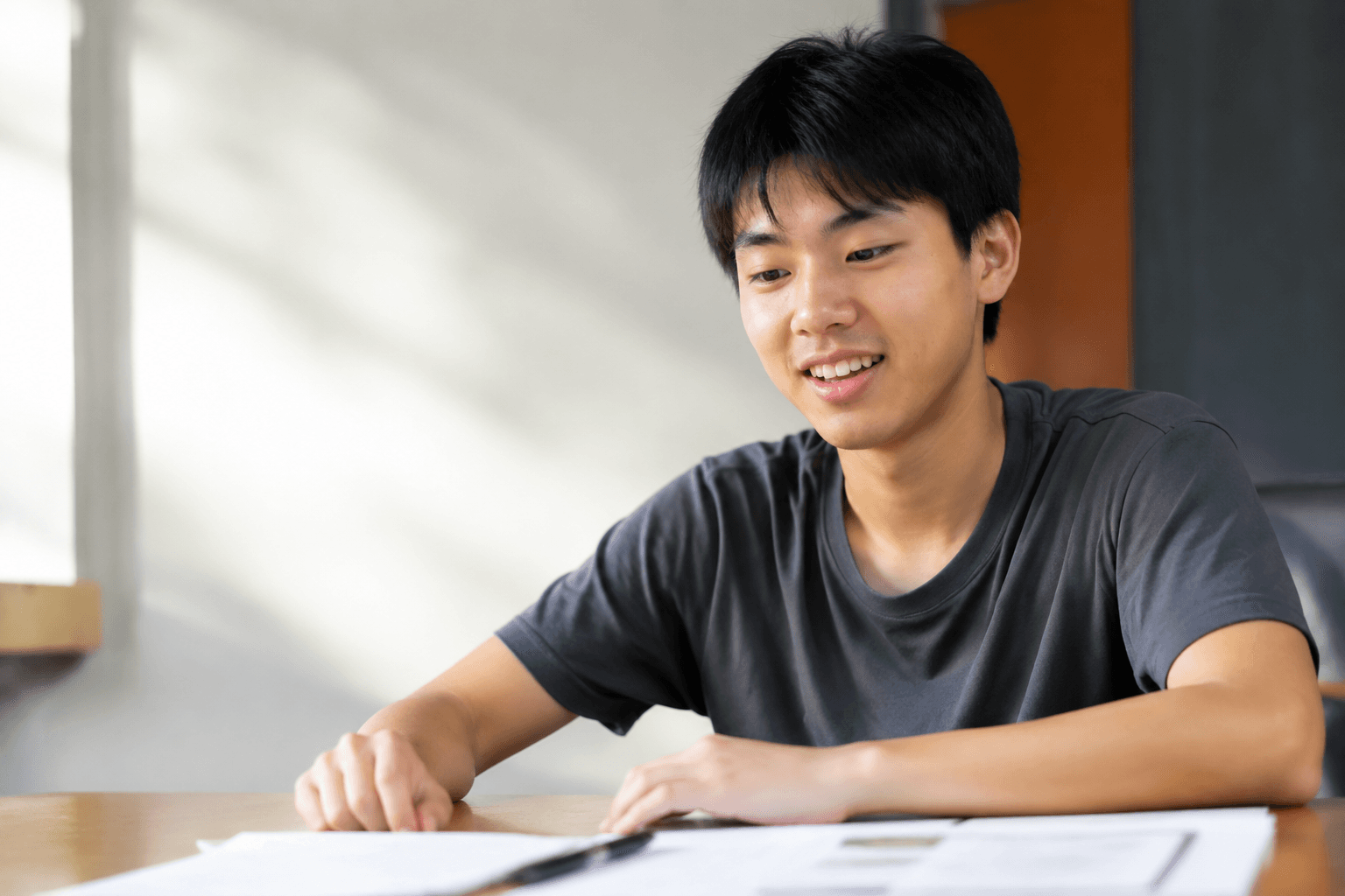 学生完成练习后看着作答纸露出轻松笑容